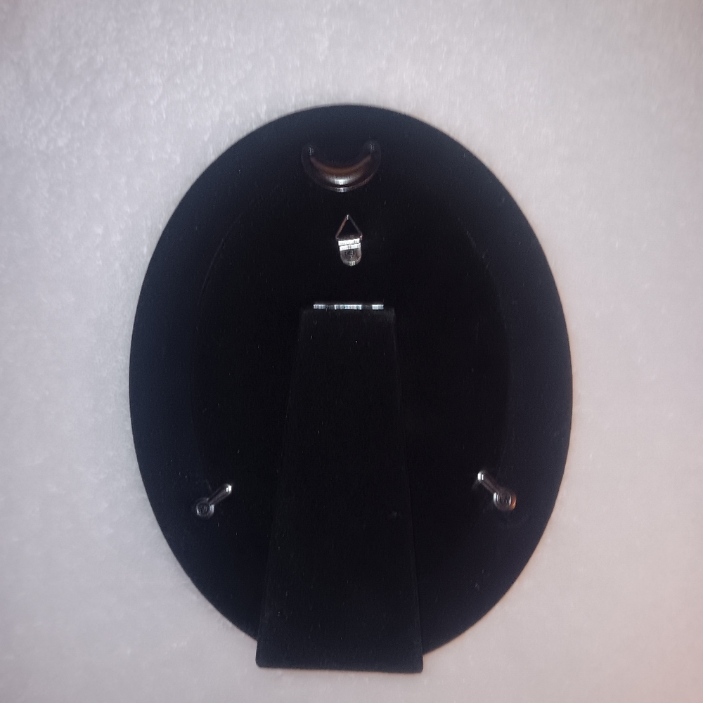 Elegant Gold and Black Oval Picture Frame - Picture 2 of 11